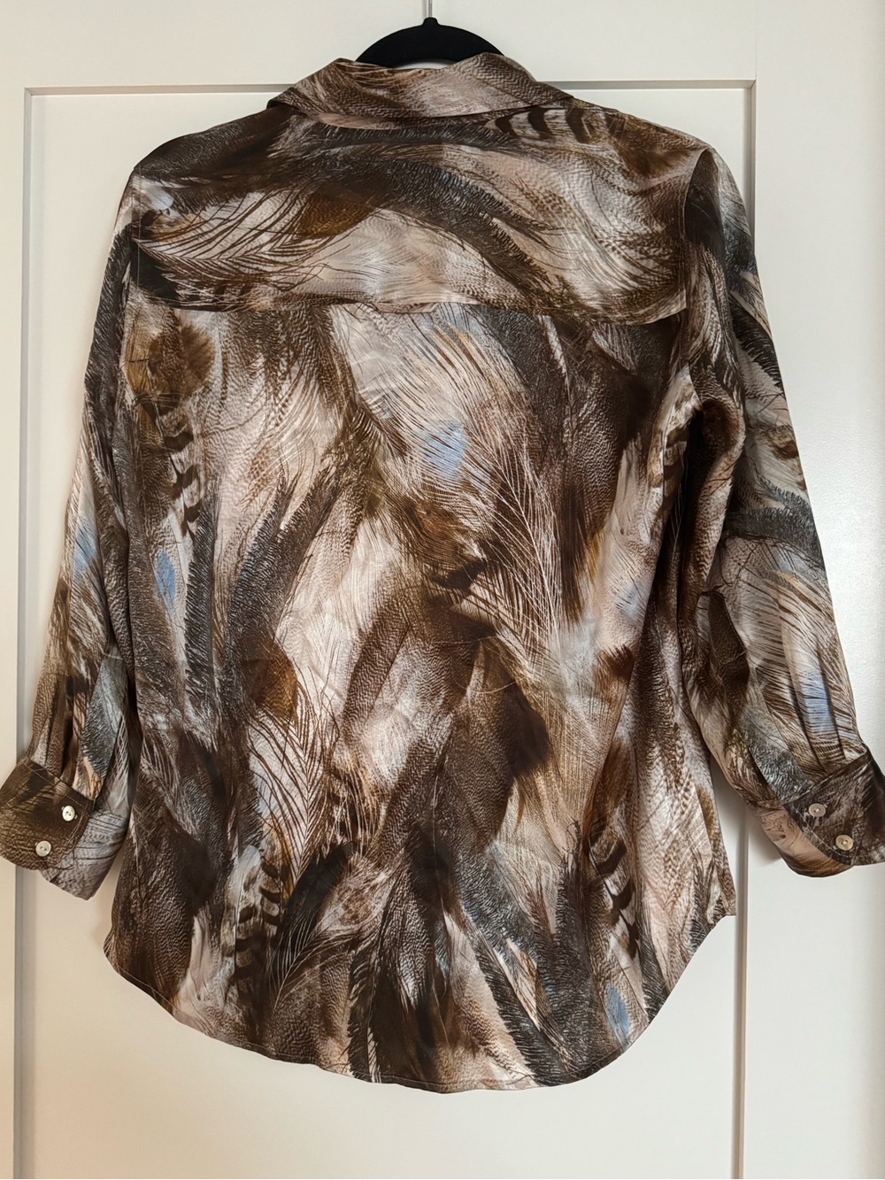 NEW L’Agence Dani Feather Print Three-Quarter Sleeve Silk Button-Up Shirt - Picture 8 of 8